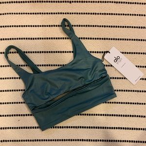 NWT Alo Yoga Slit Shine Bra in Seagrass Shine XS